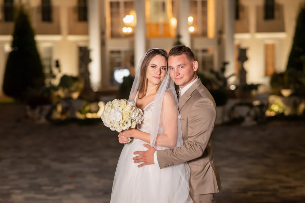 Elegáns esküvői portré a Le Til Kúria varázslatos környezetében