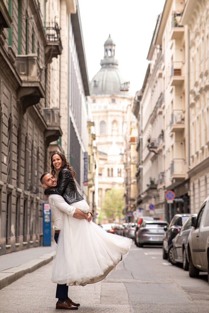 Modern városi esküvői fényképezés Budapest utcáin