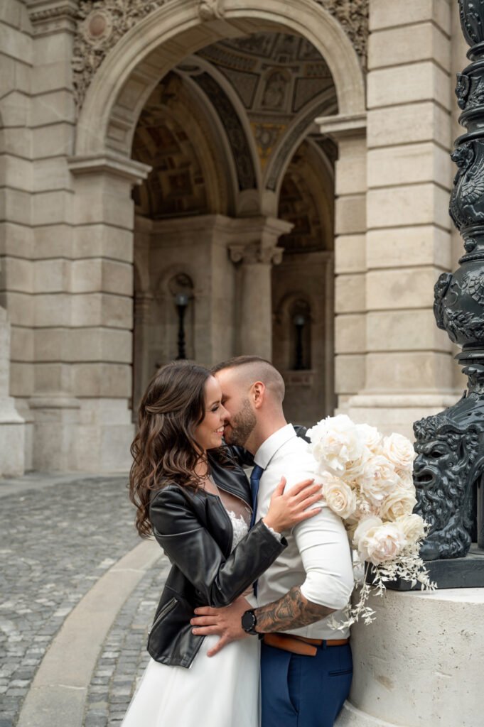Romantikus esküvői fotó Budapesten, modern stílusban