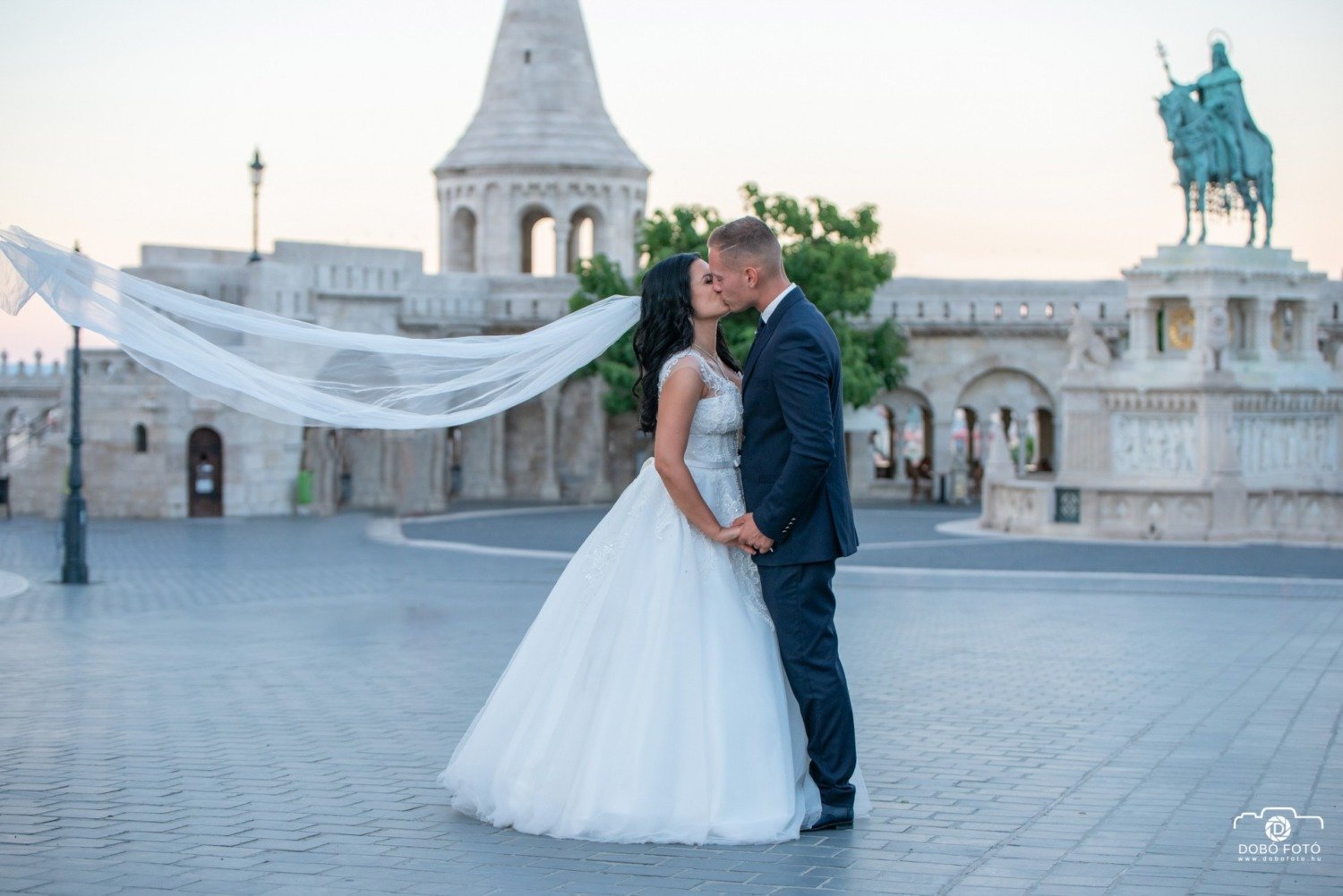 Romantikus esküvői fotózás a Budai Várban – Mesés pillanat a Halászbástyánál