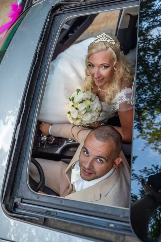 Stílusos esküvői távozás luxusautóval