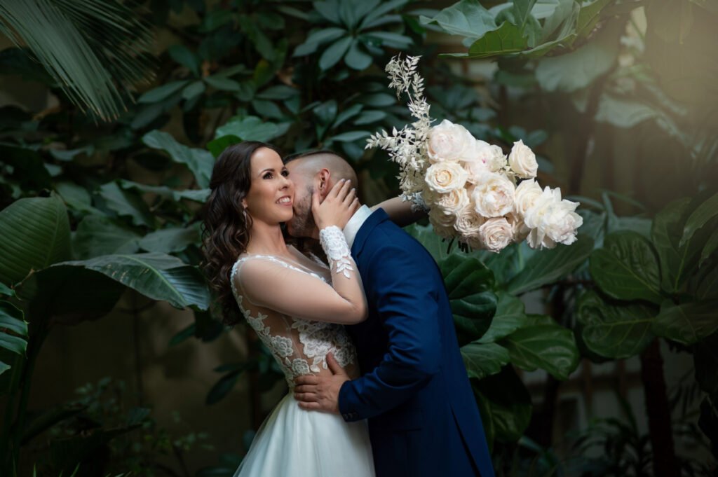 Szenvedélyes esküvői pillanat természetközeli környezetben