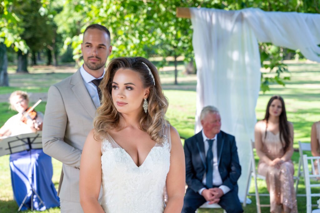 Romantikus esküvői szertartás természetközeli helyszínen