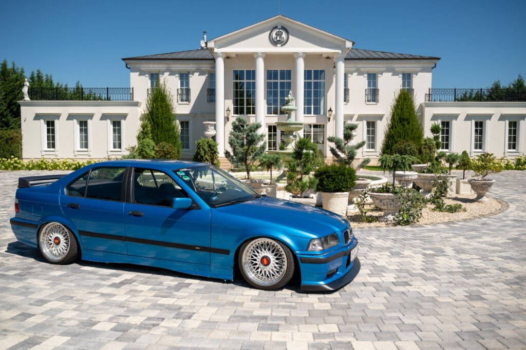 BMW a Le Til Kúria előtt | Esküvői autófotózás