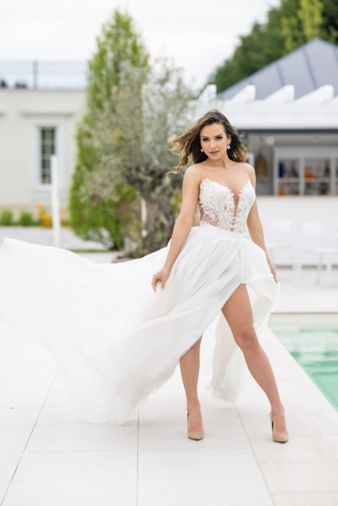 Divatos menyasszonyi portré a Le Til Kúria medencéjénél