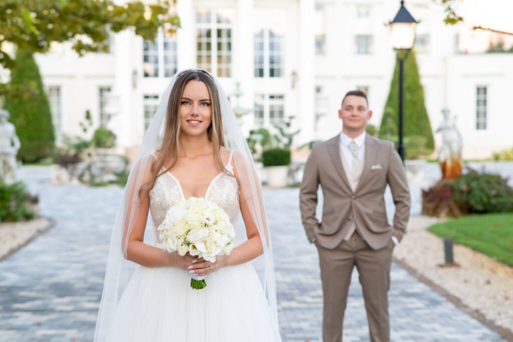 Elegáns jegyespár a Le Til Kúria kertjében | Esküvői fotózás