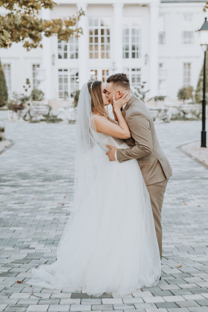 Első csók a Le Til Kúria előtt | Romantikus esküvői pillanat