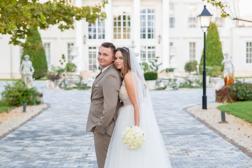 Kastélyesküvő varázsa – Elegáns fotózás a Le Til Kúria parkjában