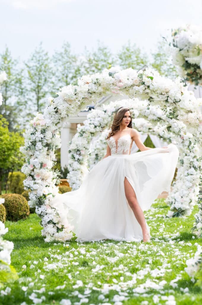 Virágív alatt a Le Til Kúria kertjében | Romantikus esküvői fotó