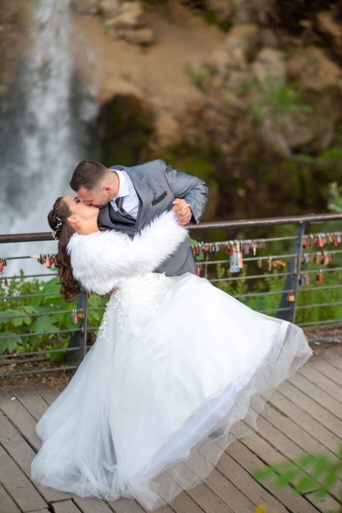 Romantikus esküvői fotózás Lillafüreden – vízesés és szerelemlakatok árnyékában
