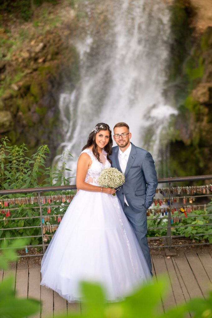 Esküvői fotózás a lillafüredi vízesésnél – Romantika a természet ölelésében