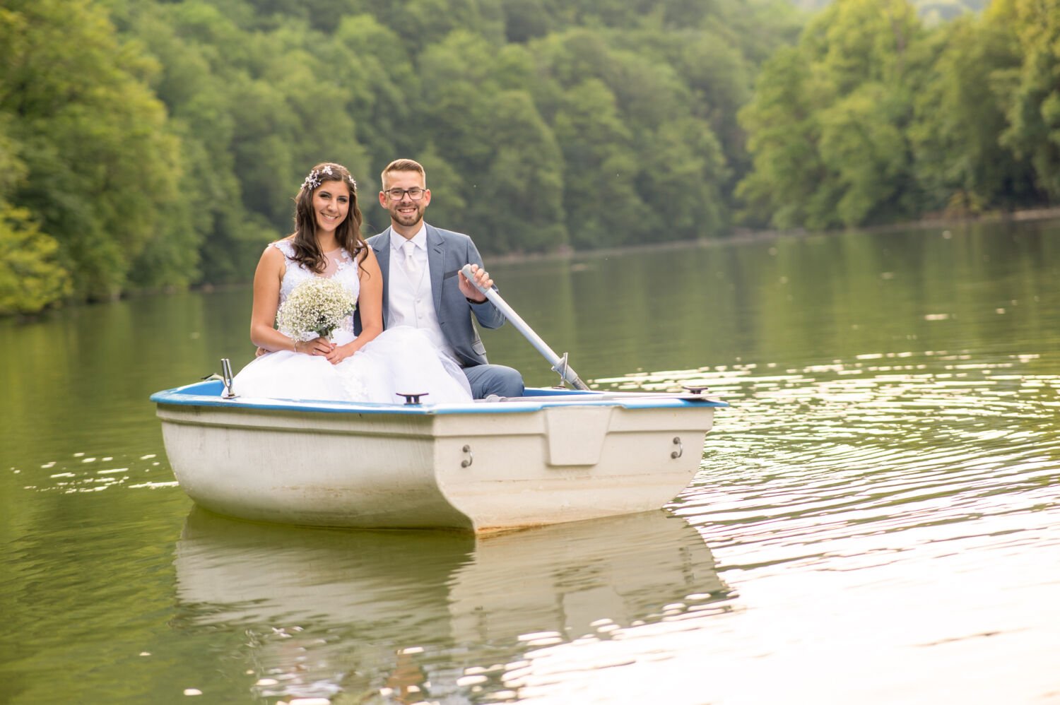 Romantikus esküvői csónakázás – Meghitt pillanatok a természet ölelésében