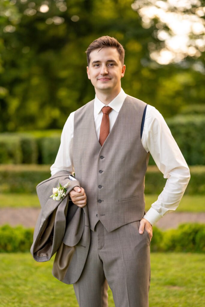 Kifinomult elegancia: a vőlegény stílusosan a nagy napon