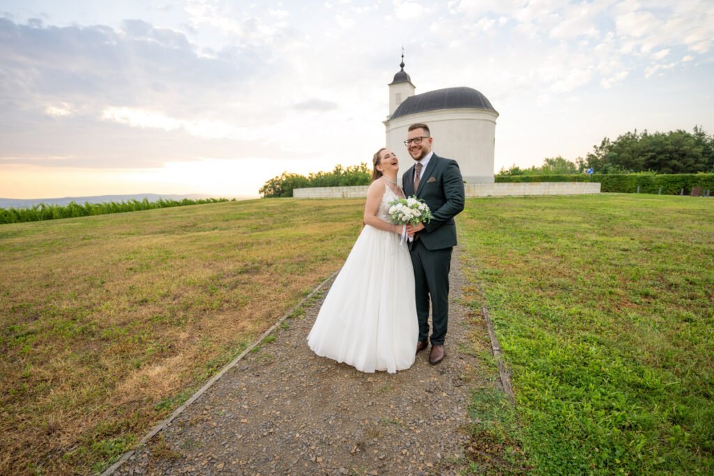 Romantikus esküvői fotózás a tarcali kápolna előtt