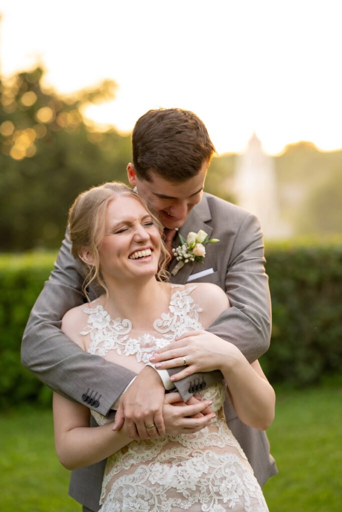 Meghitt esküvői pillanat a füzérradványi Károlyi-kastély kertjében