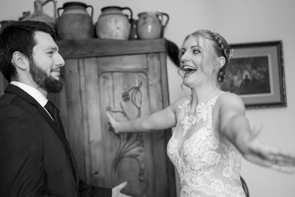 Örömteli találkozás: a menyasszony felszabadult pillanata