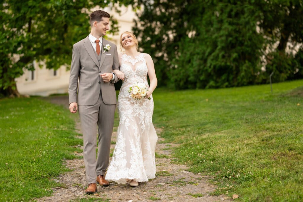 Romantikus esküvői pillanat – természetközeli kreatív fotózás