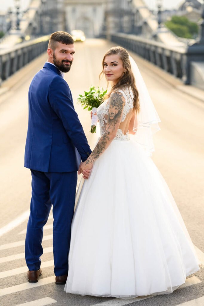 Modern és elegáns esküvői kreatív fotózás a város szívében