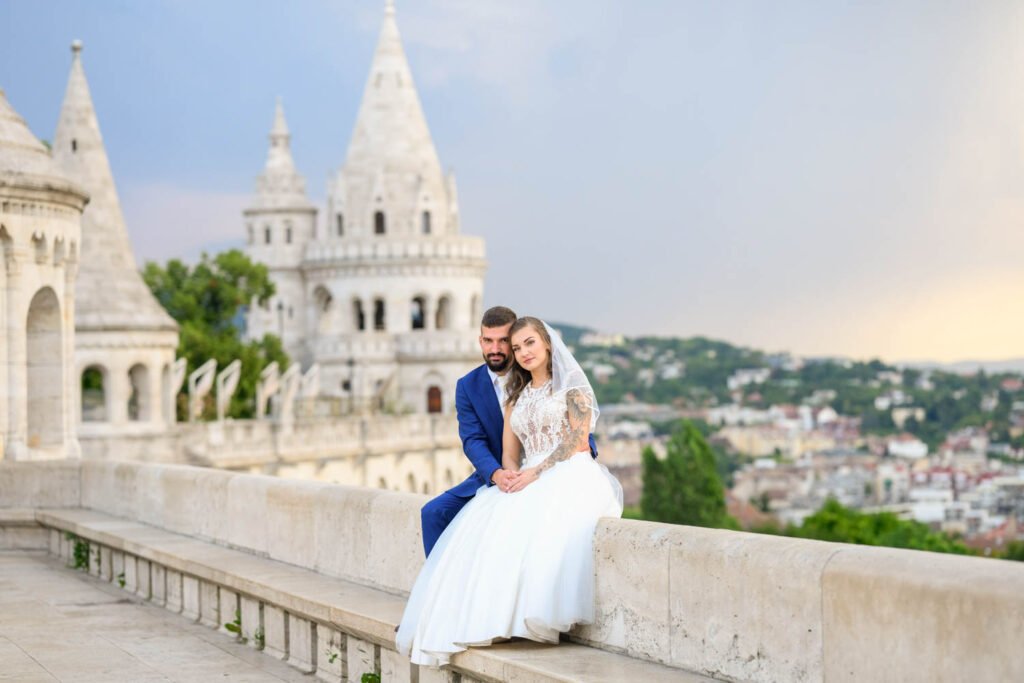 Romantikus esküvői portré a Halászbástya varázslatos panorámájával