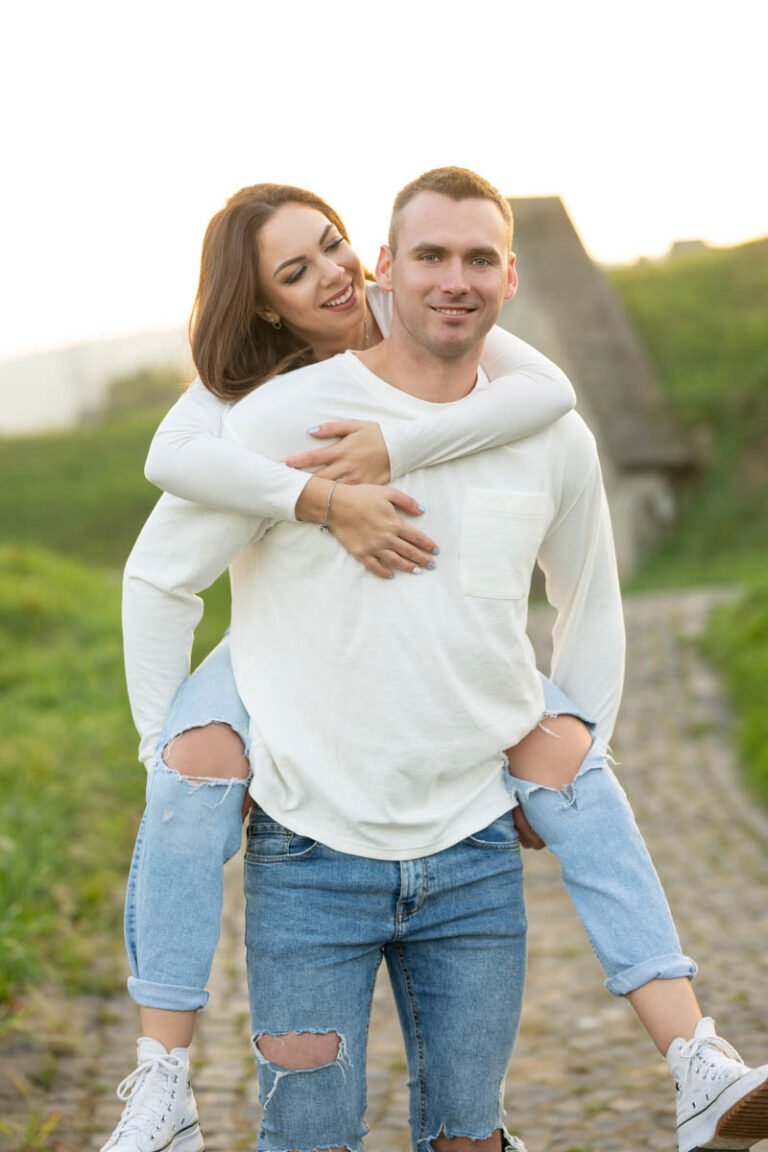 Jegyesfotózás Hercegkúton – Egy szerelmes pár vidám és meghitt pillanata a Kőporosi pincesoron. Természetes és önfeledt páros fotózás esküvői emlékekhez, különleges helyszínen.