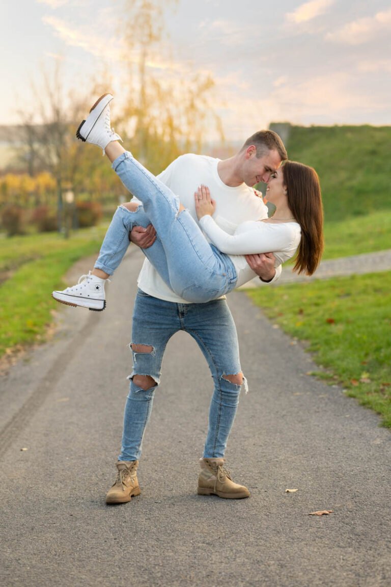 Esküvői fotós jegyesfotózása Hercegkúton – Egy szerelmes pár játékos és romantikus pillanata a festői Kőporosi pincesoron. Természetes és érzelemdús esküvői fotózás, amely örök emlék marad az ifjú pár számára.