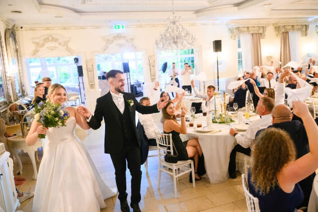 Az új pár bevonulása